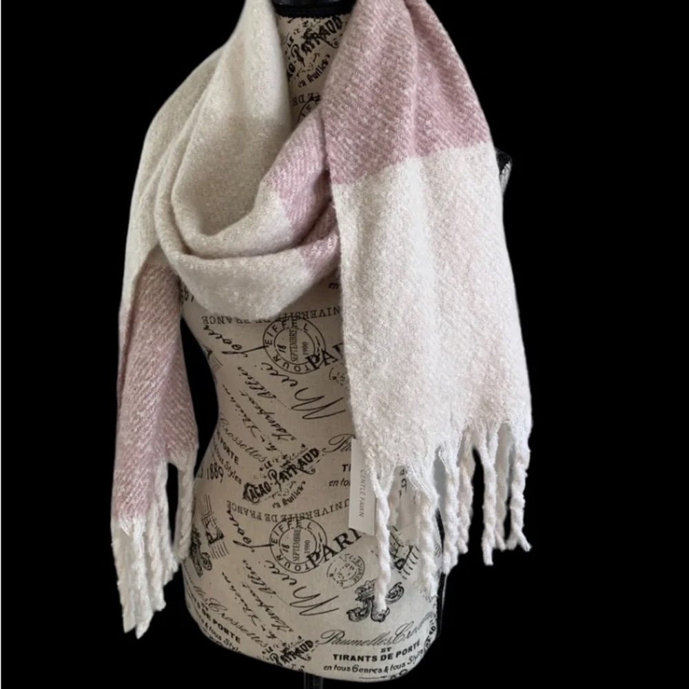 NWT Gentle Fawn scarf